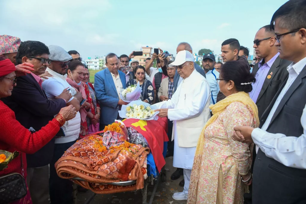 एमाले अध्यक्ष ओलीद्वारा कम्युनिस्ट नेता बस्नेतको पार्थिव शरीरमा पार्टीको झन्डा ओढाएर श्रद्धाञ्जली अर्पण